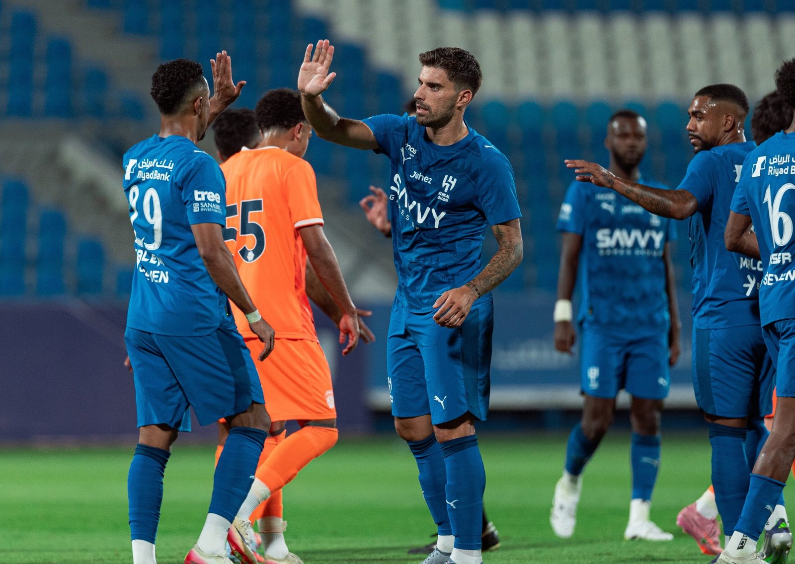 إنزاجي يستبعد الدوسري من خطط الهلال.. واللاعب يبحث عن عروض جديدة